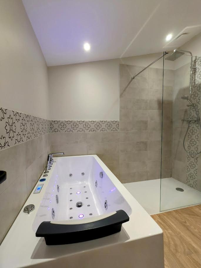Le Boheme, Sauna & Spa Riorges 외부 사진
